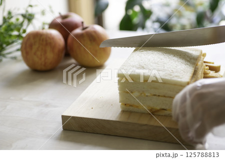 サンドイッチをカットする朝の準備風景 サンドイッチをカットする朝の準備風景 125788813