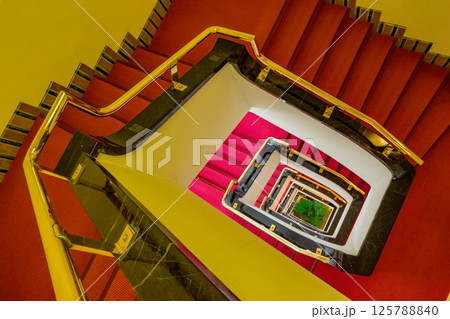 山の上ホテルの螺旋階段 125788840