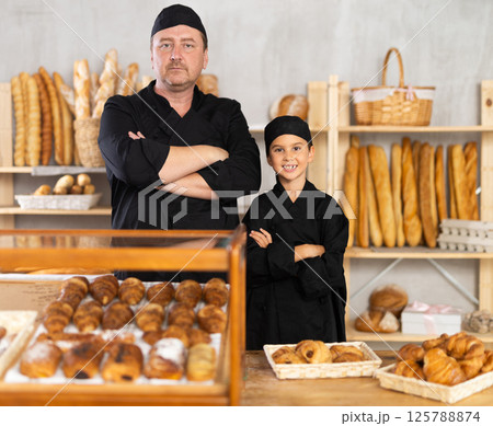 Dad and little daughter work sell in family bakery shop 125788874