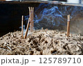 香炉に刺された線香 125789710