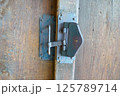 古い扉と鍵 125789714