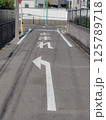 道路に書かれた注意の標識 125789718