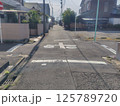 住宅街の狭い道路 125789720
