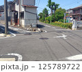 住宅街の狭い道路 125789722