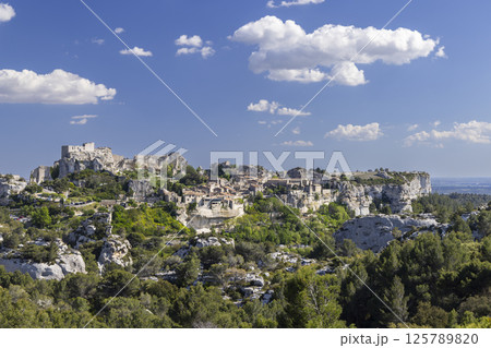 Medieval castle and village, Les Baux-de-Provence, Alpilles mountains, Provence, France Medieval castle and village, Les Baux-de-Provence, Alpilles mountains, Provence, France 125789820