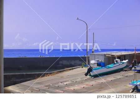千葉県南房総市和田町和田漁港の青い海 125789851
