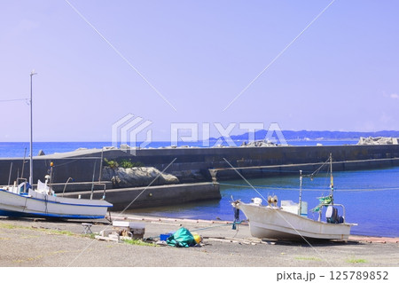 千葉県南房総市和田町和田漁港の青い海 千葉県南房総市和田町和田漁港の青い海 125789852