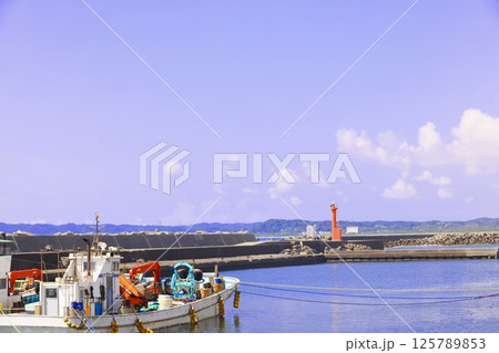 千葉県南房総市和田町和田漁港の青い海 千葉県南房総市和田町和田漁港の青い海 125789853
