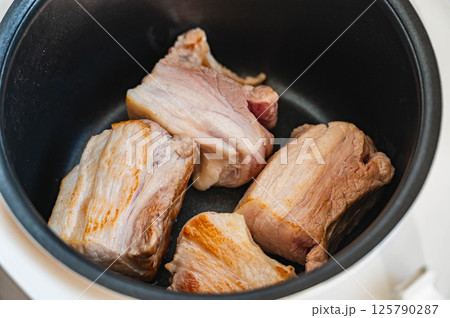 炊飯器に入れた焼き目をつけた豚バラ肉 炊飯器に入れた焼き目をつけた豚バラ肉 125790287