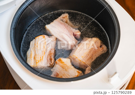 水で一度炊飯する豚バラ肉 水で一度炊飯する豚バラ肉 125790289