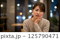 突然の歯の痛みに悩む日本人女性 125790471