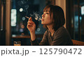 夜にタバコを吸っている日本人女性！ 125790472