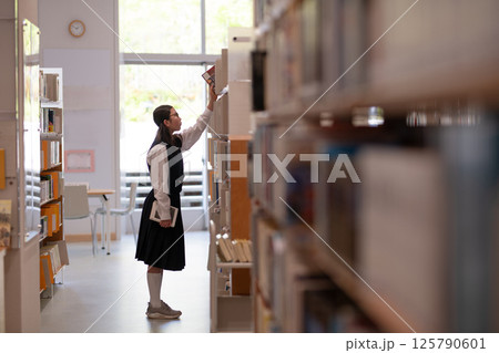 本を選ぶ女子中学生 125790601