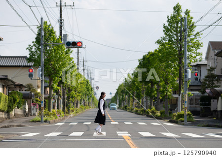 横断歩道を歩く女子中学生 横断歩道を歩く女子中学生 125790940