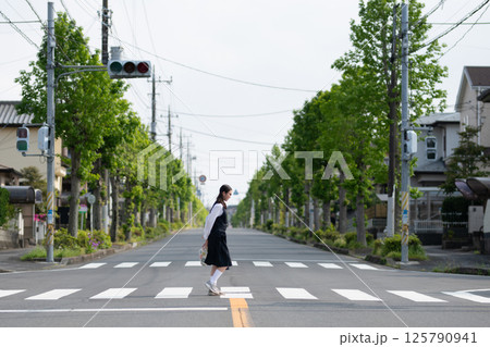 横断歩道を歩く女子中学生 125790941