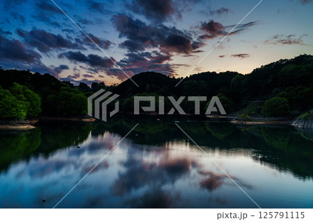 雨上がりの夕空でダイナミックに変化していく風景 名残惜しそうな夕焼け空 南側布目湖方向 布目ダム① 雨上がりの夕空でダイナミックに変化していく風景 名残惜しそうな夕焼け空 南側布目湖方向 布目ダム① 125791115