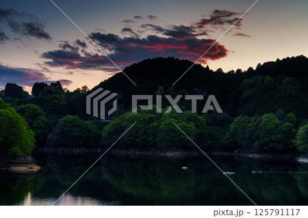 雨上がりの夕空でダイナミックに変化していく風景　名残惜しそうな夕焼け空　南側布目湖方向　布目ダム② 125791117