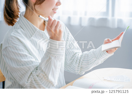家計簿をつける女性 125791125