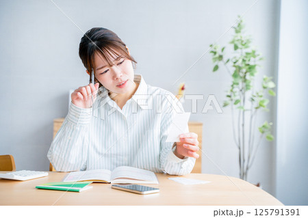 家計簿をつける女性 家計簿をつける女性 125791391