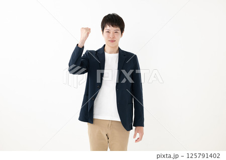 ガッツポーズをする男性 125791402