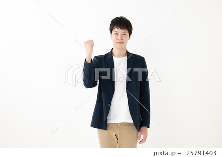 ガッツポーズをする男性 125791403
