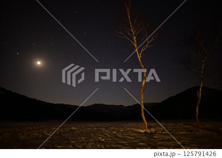 尾瀬の雪原と満天の星空 125791426