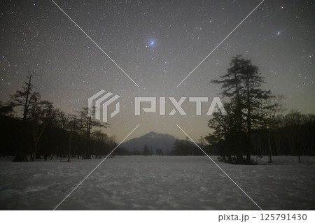 尾瀬の雪原と満天の星空 尾瀬の雪原と満天の星空 125791430