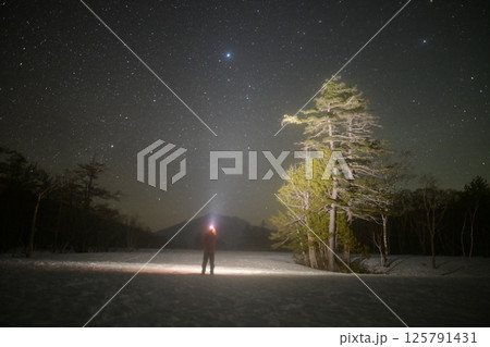 尾瀬の雪原と満天の星空 125791431