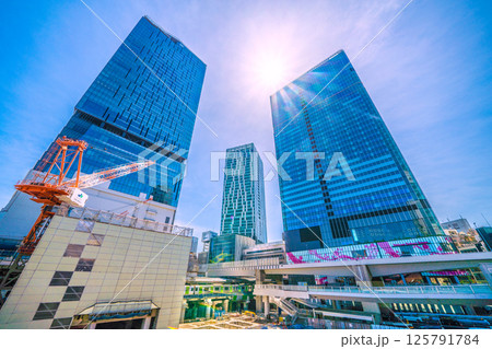 日本の東京都市景観5月。さよなら渋谷駅西口。閉鎖されたビル（左側に出入口新通路）…奥は山手線 125791784