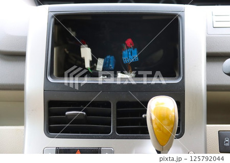 自動車のインパネからカーナビゲーションを外した写真 125792044