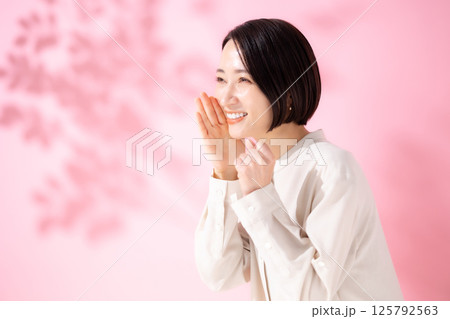呼びかけをするミドル女性 125792563