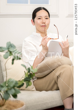 ソファ読書をするウィルビー女性|勉強|趣味|健康的な暮らしイメージ|ウェルビー女子|ウェルビーイング ソファ読書をするウィルビー女性|勉強|趣味|健康的な暮らしイメージ|ウェルビー女子|ウェルビーイング 125793453