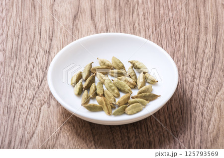 カルダモン スパイス 料理スパイス カレースパイス スパイスの女王 料理の材料 イメージ素材 カルダモン スパイス 料理スパイス カレースパイス スパイスの女王 料理の材料 イメージ素材 125793569