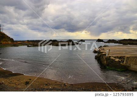 北前船の寄港地として発展し伝統的建造物が数多く残る港町… 佐渡『宿根木・小木海岸』 125793895