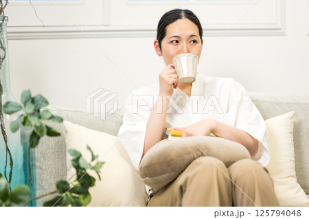 窓辺で過ごすウィルビー女性 - 穏やかな午後のひととき 125794048