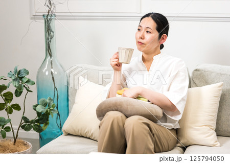 窓辺で過ごすウィルビー女性 - 穏やかな午後のひととき 125794050