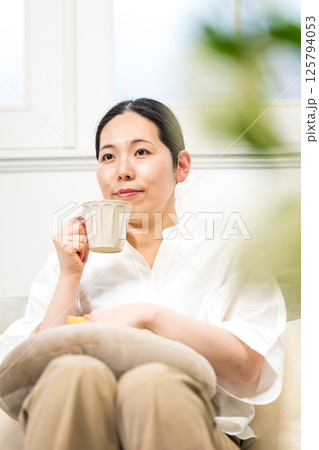 窓辺で過ごすウィルビー女性 - 穏やかな午後のひととき 125794053