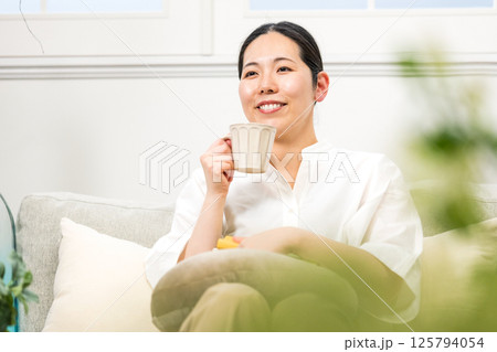 窓辺で過ごすウィルビー女性 - 穏やかな午後のひととき 125794054