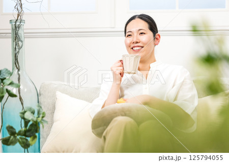 窓辺で過ごすウィルビー女性 - 穏やかな午後のひととき 125794055