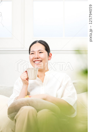 窓辺で過ごすウィルビー女性 - 穏やかな午後のひととき 125794059