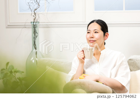 窓辺で過ごすウィルビー女性 - 穏やかな午後のひととき 125794062