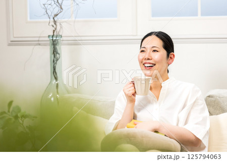 窓辺で過ごすウィルビー女性 - 穏やかな午後のひととき 125794063