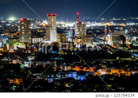 福井市都心部高層ビル群夜景写真 八幡山展望台より 福井市都心部高層ビル群夜景写真 八幡山展望台より 125794534