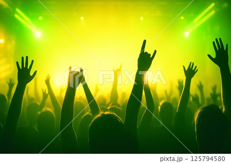 盛り上がるイベント会場_05 125794580