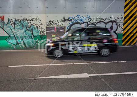 新宿大ガードを走るタクシー 125794697