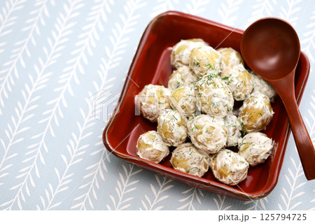 新じゃがいもをディルとサワークリームで和えた、夏至を祝うスウェーデン料理。 新じゃがいもをディルとサワークリームで和えた、夏至を祝うスウェーデン料理。 125794725