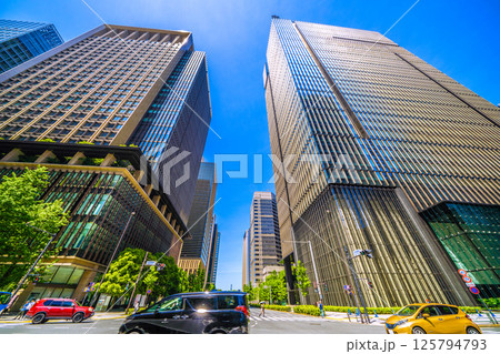 日本の東京都市景観　大手町駅前の交差点からオフィスビル群を望む＝5月3日 125794793