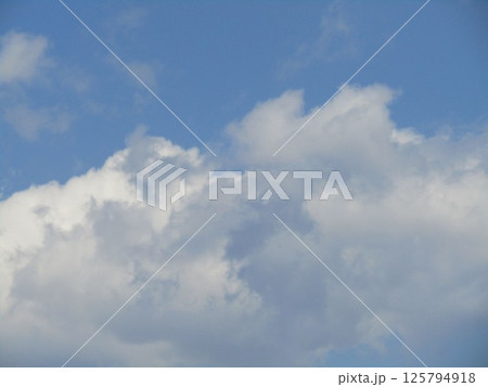 検見川浜での青空と白い雲 125794918