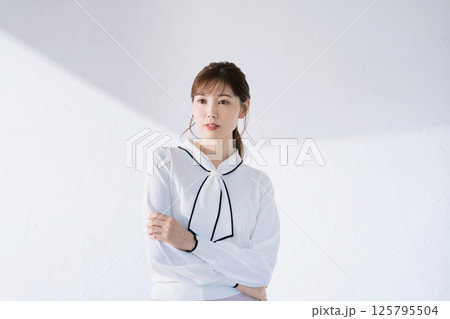 女性ポートレート　オフィスカジュアル 125795504