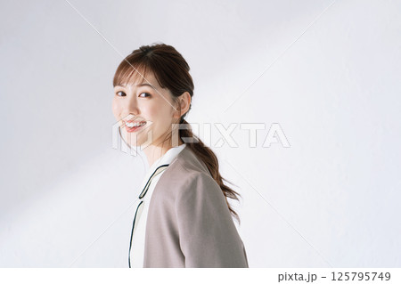 女性ポートレート　オフィスカジュアル 125795749